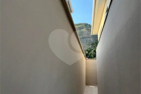 Casa à venda com 4 quartos, sendo 2 suítes, no condomínio Pedra Mar, Rio de Janeiro - RJ