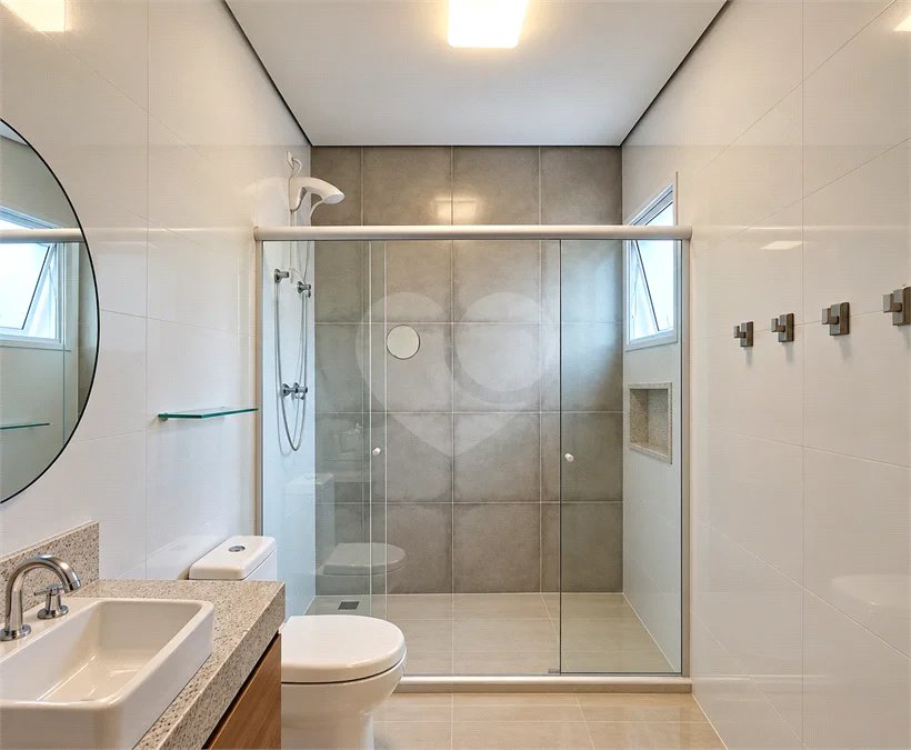 Sobrado geminado com 185 m², 3 suítes, closet, 4 vagas, área gourmet, sótão, energia solar, aquecimento de água e sistema completo de segurança.