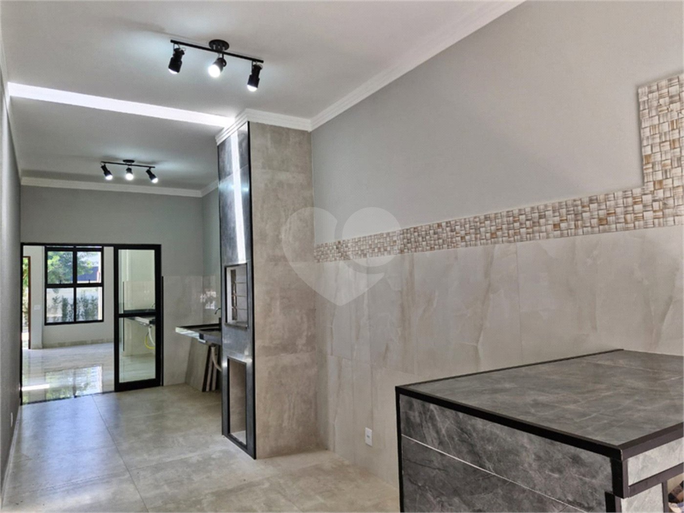 Casa à venda com 2 quartos, sendo 1 suíte, no condomínio Residencial Jardim, Sorocaba - SP
