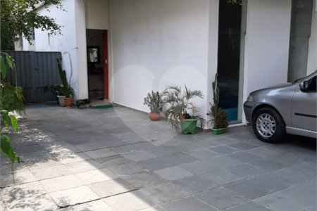 Sobrado à venda com 3 quartos, sendo 1 suíte, em Bosque da Saúde, São Paulo, SP