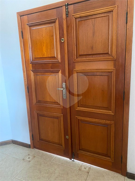Casa à venda com 5 quartos, sendo 4 suítes, no condomínio Lago do Imperador, Mairiporã - SP
