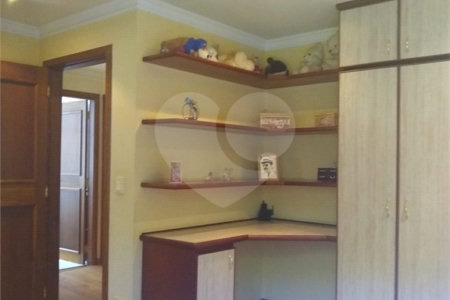 Casa à venda com 4 quartos, sendo 2 suítes, no condomínio Osato, Atibaia - SP