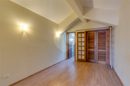 Casa à venda com 5 quartos, sendo 3 suítes, no condomínio Granja do Morumbi, São Paulo - SP