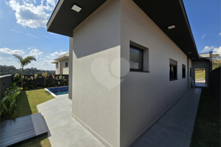 Maravilhosa Casa térrea em condomínio fechado no Portal Lamis, com 3 suítes, piscina privativa e persianas elétricas em excelente condomínio com salão de festas, piscina, quadras de tênis, beach tênis e campo de futebol. Vista cinematográfica da Pedra Grande.