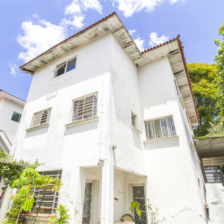 Belíssima residência à venda na Vila Mariana – 3 dormitórios e área para até 10 veículos – terreno com 388m²