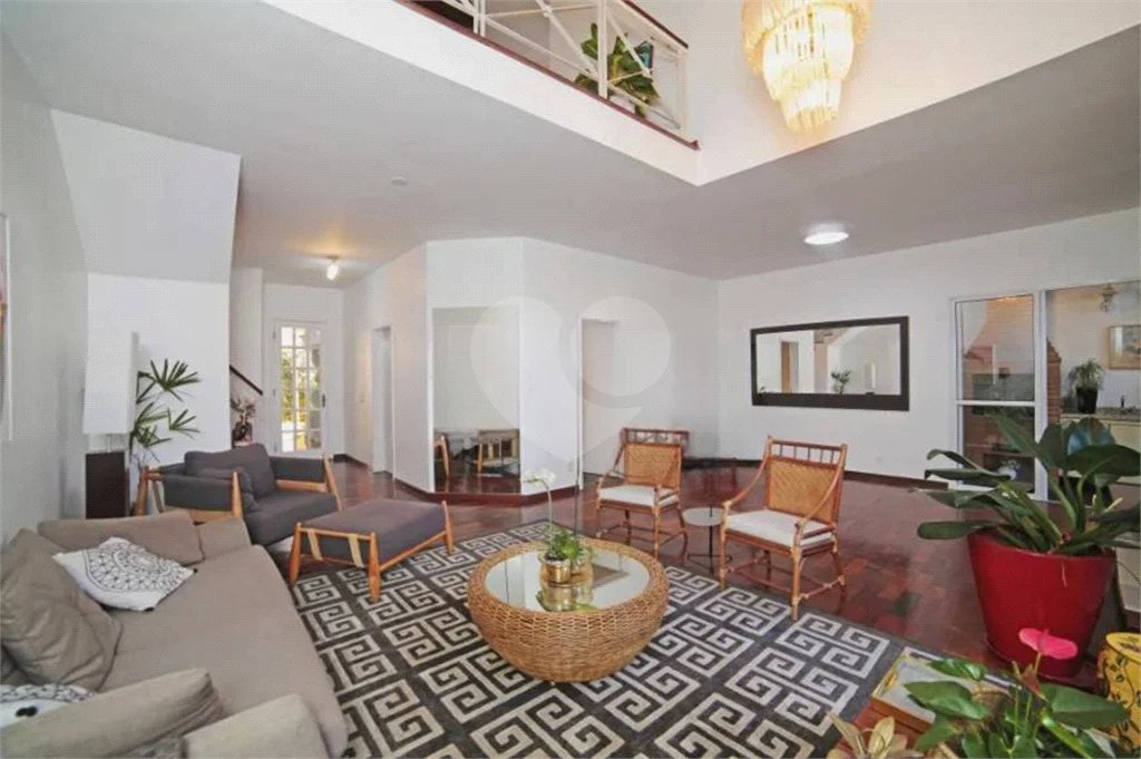 Casa à venda ou para alugar com 5 quartos, sendo 3 suítes, no condomínio Villa Florida, São Paulo - SP
