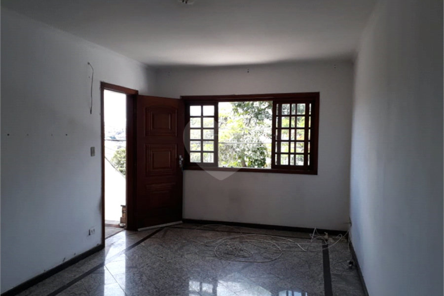 Sobrado com 3 Quartos e 3 banheiros à Venda, 180 m² por R$ 680.000