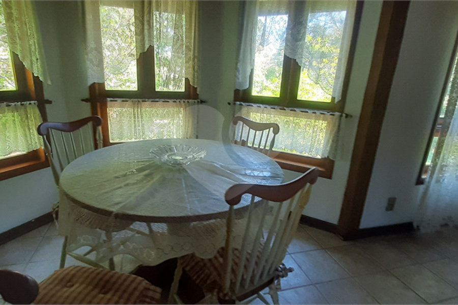 Sobrado à venda com 3 suítes em Serra da Cantareira, Mairiporã, SP