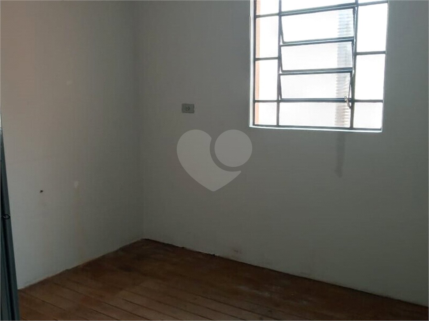Casa térrea e espaçosa no centro da cidade por apenas R$370.000,00!!! Vamos agendar uma visita?