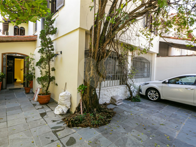 Sobrado à venda com 4 quartos, sendo 1 suíte,  em Alto da Boa Vista, São Paulo, SP