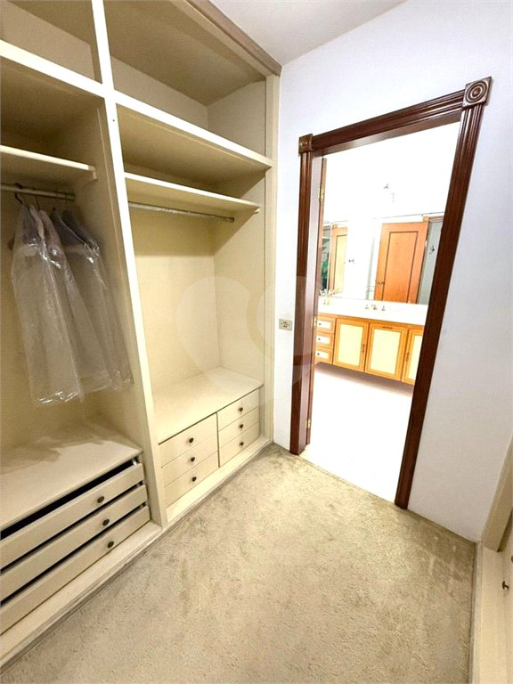Sobrado à venda com 5 quartos, sendo 3 suítes,  em Jardim Leonor, São Paulo, SP