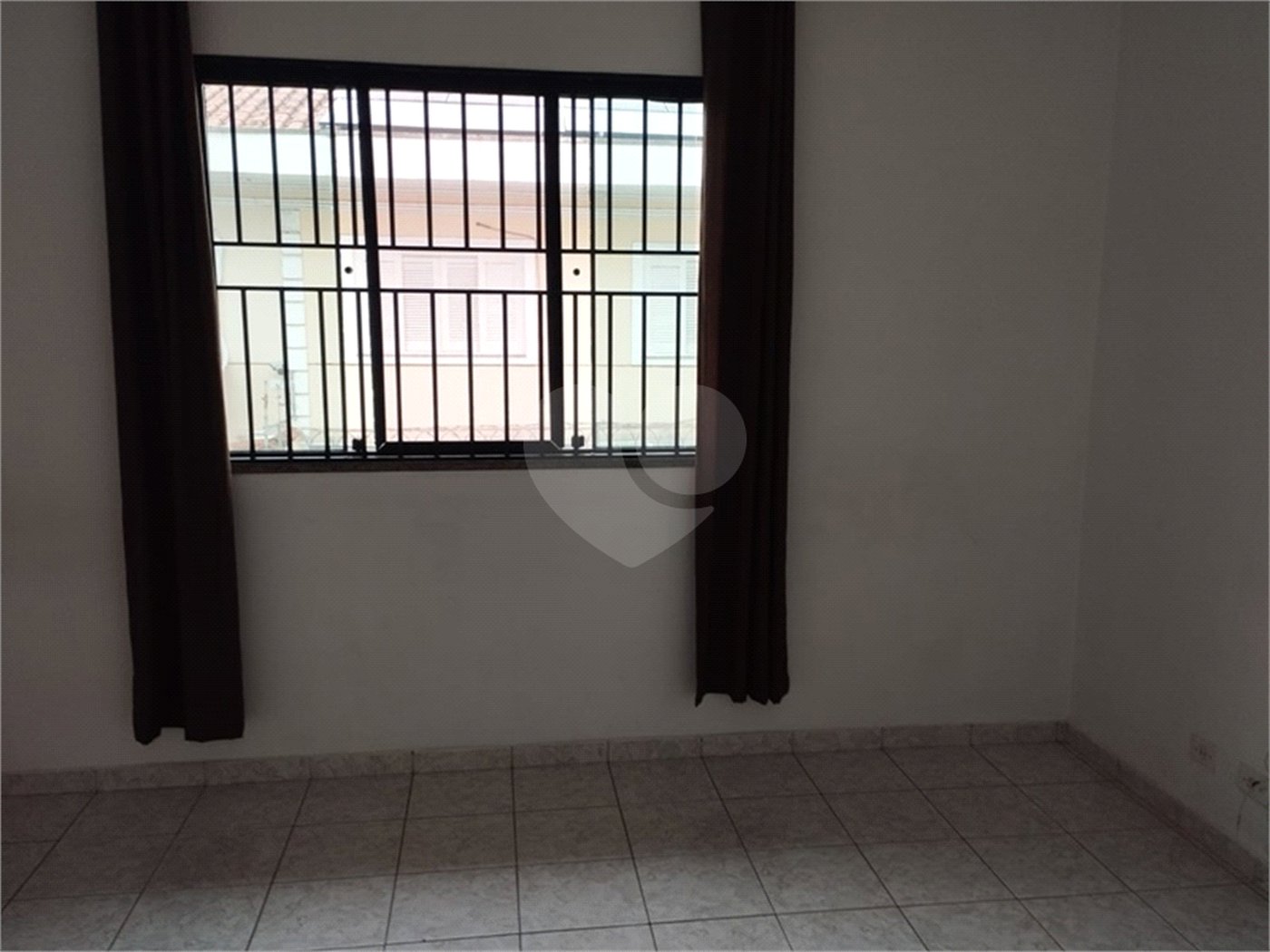 Casa à venda com 3 quartos, sendo 1 suíte, no condomínio Residencial Jardim das Palmas, São Paulo - SP