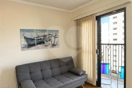 Apartamento á venda no centro com dois dormitórios e sacada.