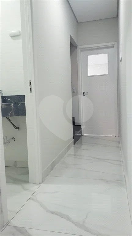 Sobrado novo com 3 suítes, 4 vagas, espaço gourmet com churrasqueira, jardim de inverno e acabamento premium. Conforto, modernidade e sofisticação.