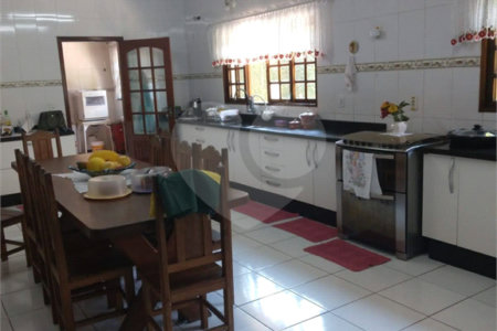 Casa à venda com 4 quartos, sendo 3 suítes,  em Vila Áurea, Poá, SP
