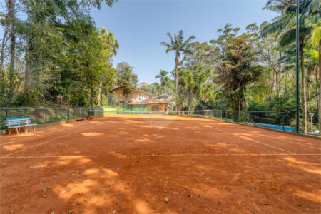 Casa à venda com 6 quartos, sendo 2 suítes, no condomínio Chácara Flora, São Paulo - SP