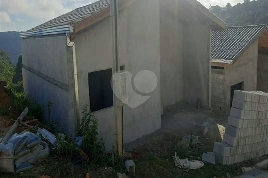 Casa à venda com 2 quartos, sendo 1 suíte, no condomínio Águas de São Pedro, Mairiporã - SP