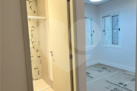 Apartamento com 69 metros todo reformado ao lado da Alameda Lucas em Atibaia.