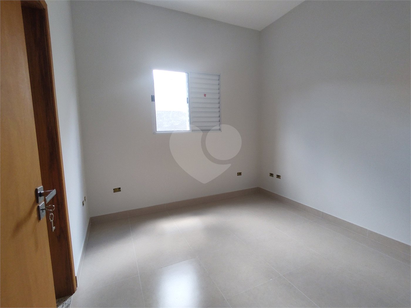 Casa térrea em Atibaia com 3 suítes, sala 2 ambientes, 2 vagas garagem, excelente localização, pronta para morar