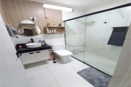 Casa de 85m2 com 3 dormitórios e 2 vagas de garagem localizado no Bosque da Saúde