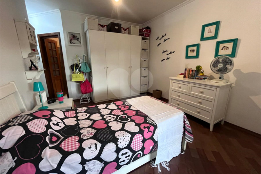 Casa à venda com 4 quartos, sendo 2 suítes, no condomínio Jornalista Américo Ariza, São Paulo - SP