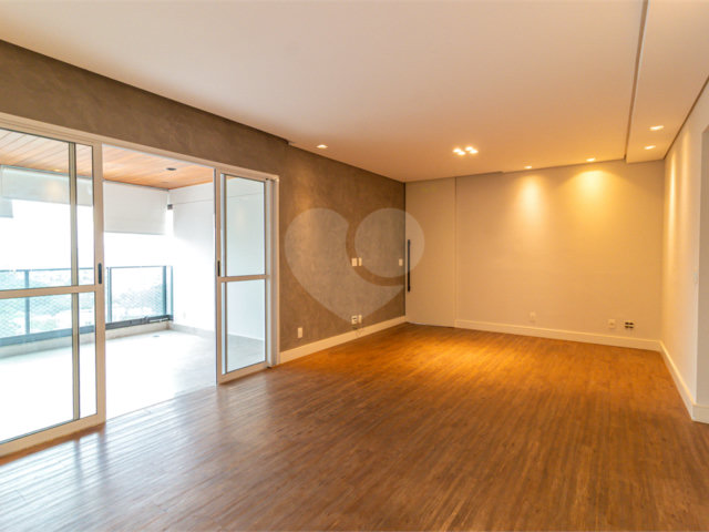 Apartamento à venda com 3 quartos, sendo 1 suíte,  em Chácara Santo Antônio, São Paulo, SP