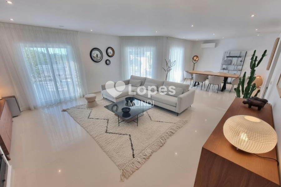Casa com 4 quartos à venda em Albufeira, Algarve, Portugal – Vista para o mar e piscina