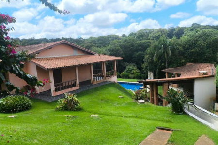 Casa à venda com 3 suítes no condomínio Granja Verediana, Ibiúna - SP