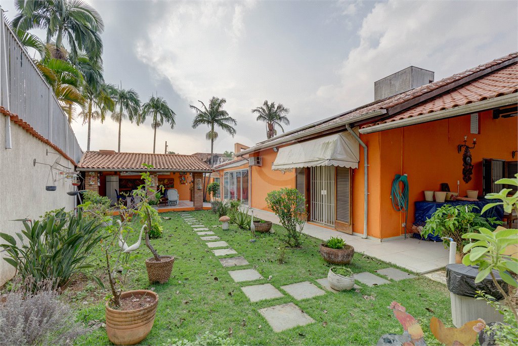 Casa Térrea à venda com 4 quartos, sendo 3 suítes, em Interlagos, São Paulo, SP