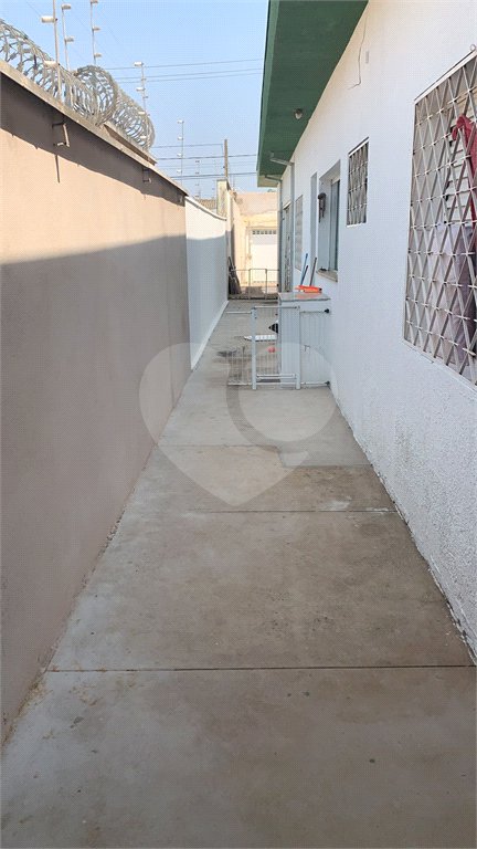 Casa térrea com 3 suítes.