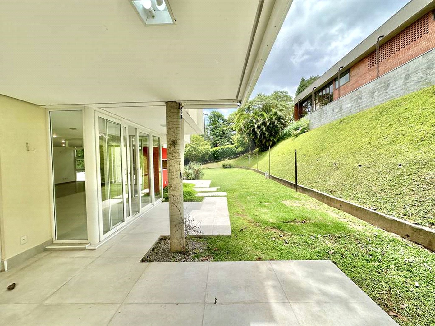 Casa à venda com 4 suítes no condomínio Recanto Impla, Carapicuíba - SP