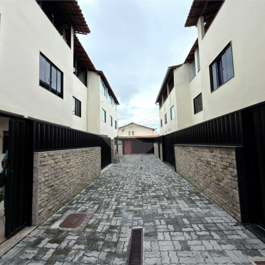 Casa Triplex à Venda em Condomínio Fechado em Cabo Frio com 3 Quartos e Terraço Gourmet!