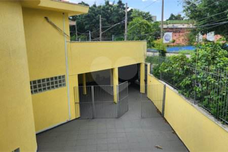 Sobrado em Santo Amaro com 3 dormitórios, uma suíte e 5 vagas