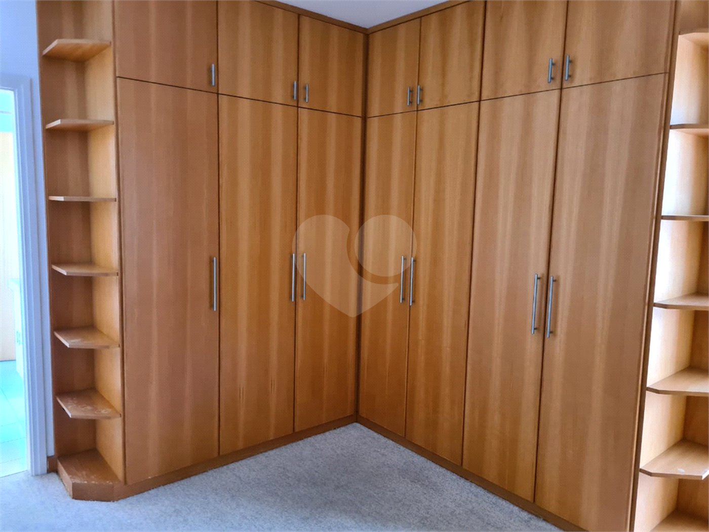 Casa à venda com 6 quartos, sendo 4 suítes, no condomínio Jardim Paulista I, Vinhedo - SP