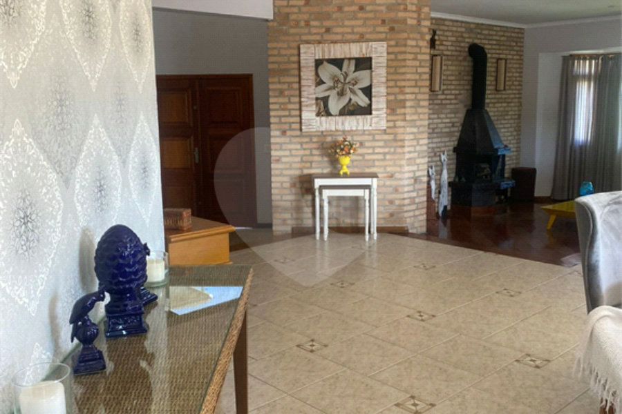 Casa à venda com 5 quartos, sendo 4 suítes, no condomínio Lago do Imperador, Mairiporã - SP