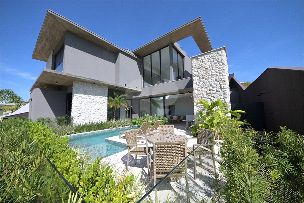 Casa à venda com 4 suítes no condomínio Villa dos Pinheiros, Indaiatuba - SP