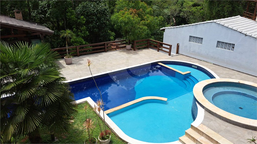 Casa à venda com 6 quartos, sendo 4 suítes, no condomínio Alpes da Cantareira, Mairiporã - SP