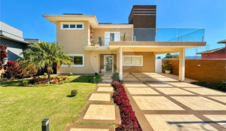 Casa à venda com 3 suítes no condomínio Golf Village, Carapicuíba - SP