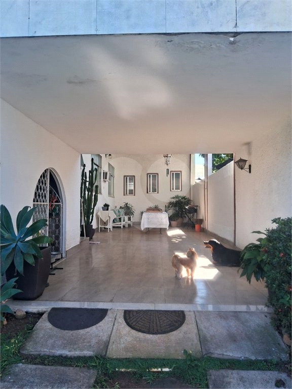Casa à venda com 3 quartos, sendo 2 suítes, no condomínio Rio Bon, Rio de Janeiro - RJ