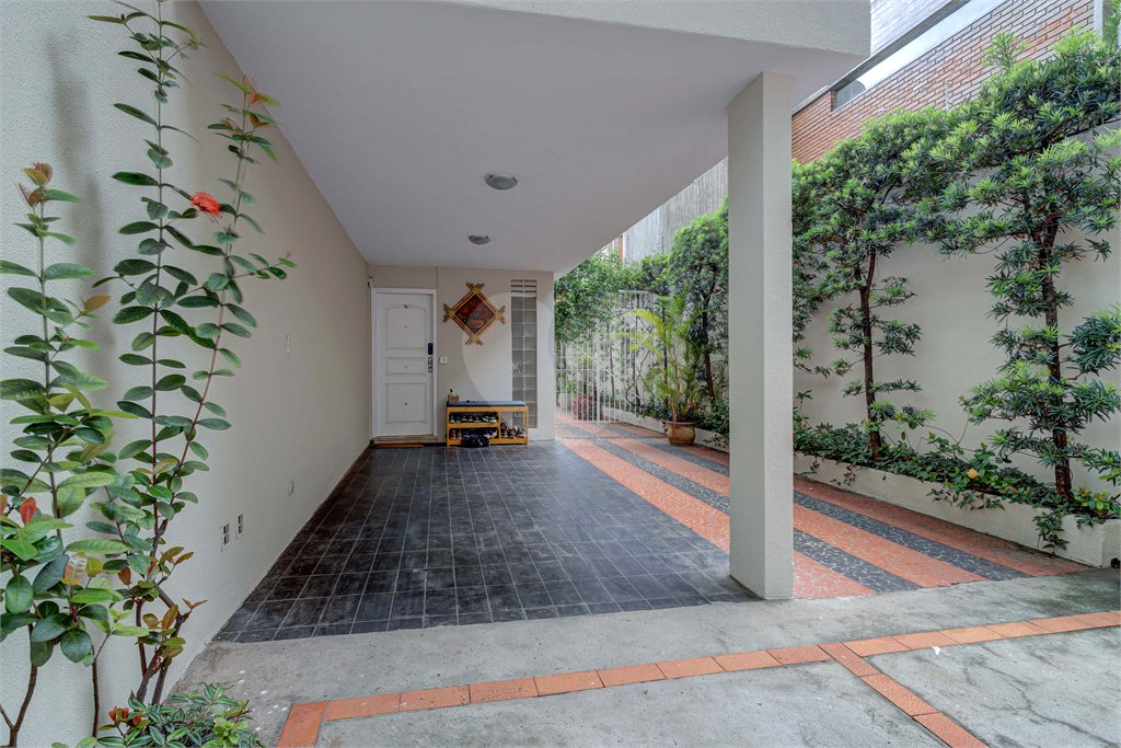Casa à venda ou para alugar com 4 quartos, sendo 2 suítes, em Ibirapuera, São Paulo, SP