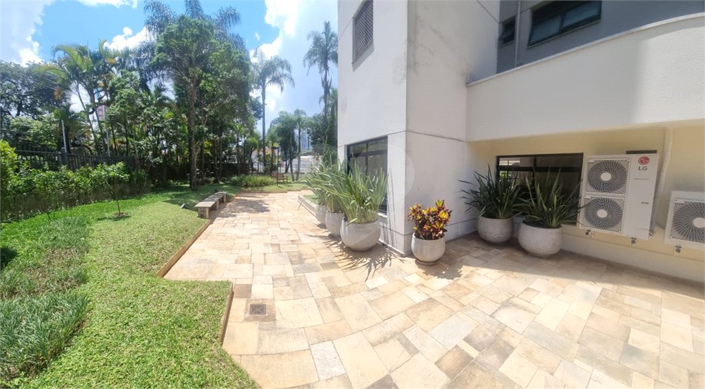 Apartamento à venda com 3 quartos, sendo 1 suíte, em Santo Amaro, São Paulo, SP