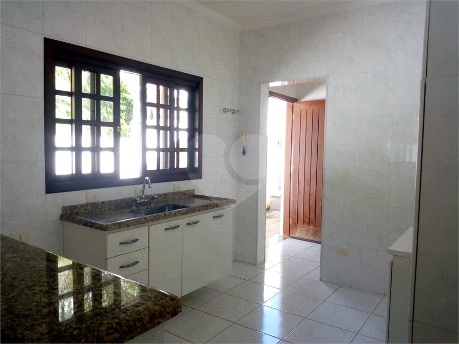 Casa em condomínio para alugar com 3 quartos, sendo 1 suíte, em Vila Petrópolis, Atibaia, SP