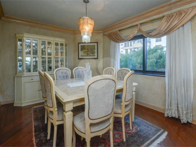 Apartamento à venda com 4 quartos, sendo 1 suíte,  em Moema, São Paulo, SP