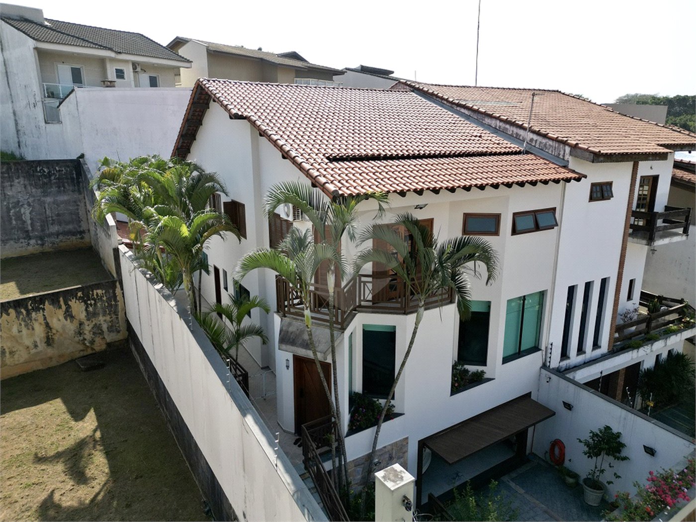 Sobrado à venda com 4 quartos, sendo 1 suíte, em Tremembé, São Paulo, SP