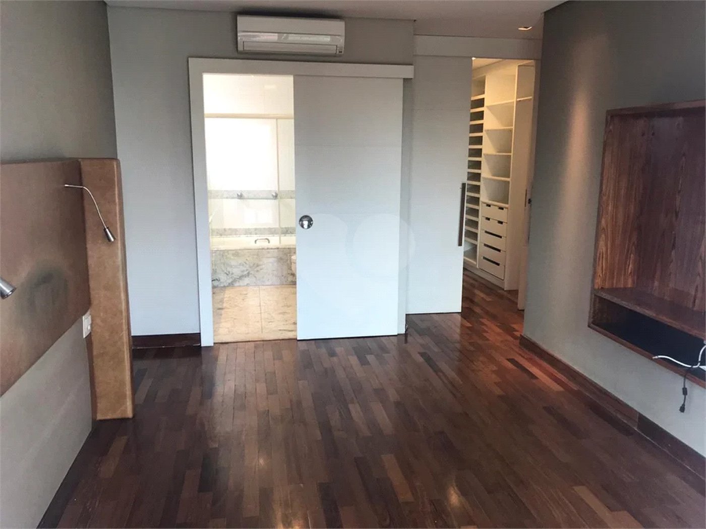 Apto 220 metros no Campo Belo. varanda, 5 vagas, 3 suítes. Visite