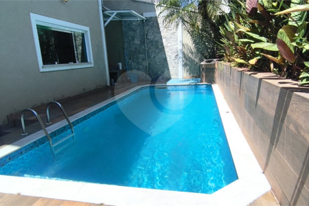 Sobrado à Venda com 3 Suítes e Piscina Aquecida na Vila Petrópolis, Atibaia/SP.