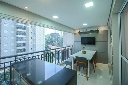Espaço, conforto e uma localização privilegiada fazem deste apartamento mobiliado no Baeta Neves, em São Bernardo do Campo, uma excelente opção para seu novo lar. Com 118 m², três dormitórios e quatro banheiros, o imóvel oferece ambientes amplos para acomodar a família e receber amigos com comodidad