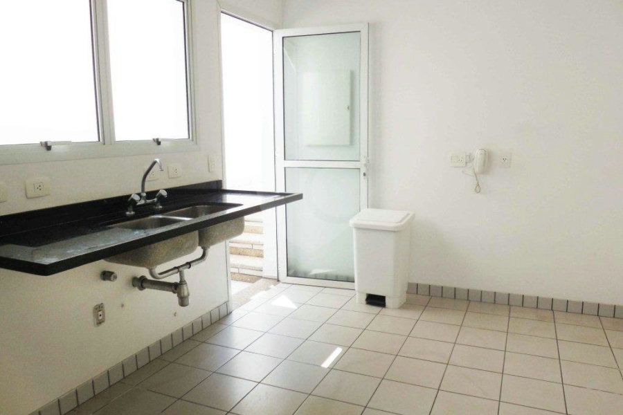 Casa à venda com 4 quartos, sendo 2 suítes, no condomínio Bristol Village, São Paulo - SP