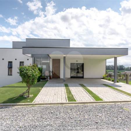 Casa à venda com 4 quartos, sendo 1 suíte, no condomínio Residencial Pinheiros do Lago, Alambari - SP