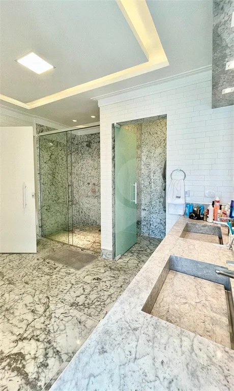 Casa à venda em Tamboré, toda reformada e decorada por arquitetos renomados